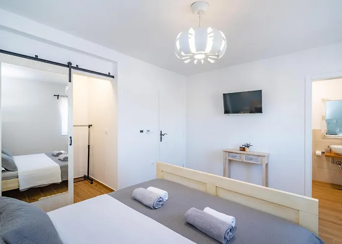 Beautiful In With Sauna Feriehus Sukošan